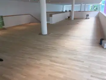 Vloeren en trappen schuren in De nieuwe Kolk in Assen