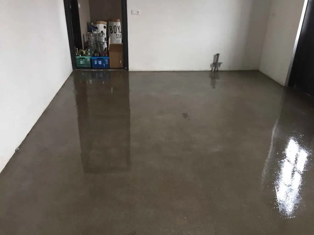 Vandaag en morgen volgen de epoxy afwerklagen. Vandaag en morgen volgen de epoxy afwerklagen.