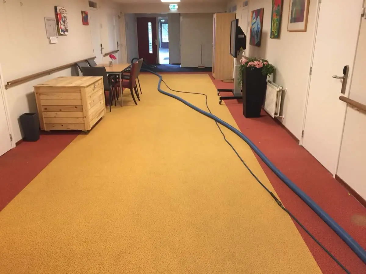 Groningen Flotex reiniging bij Cosis met de truckmount Groningen Flotex reiniging bij Cosis met de truckmount