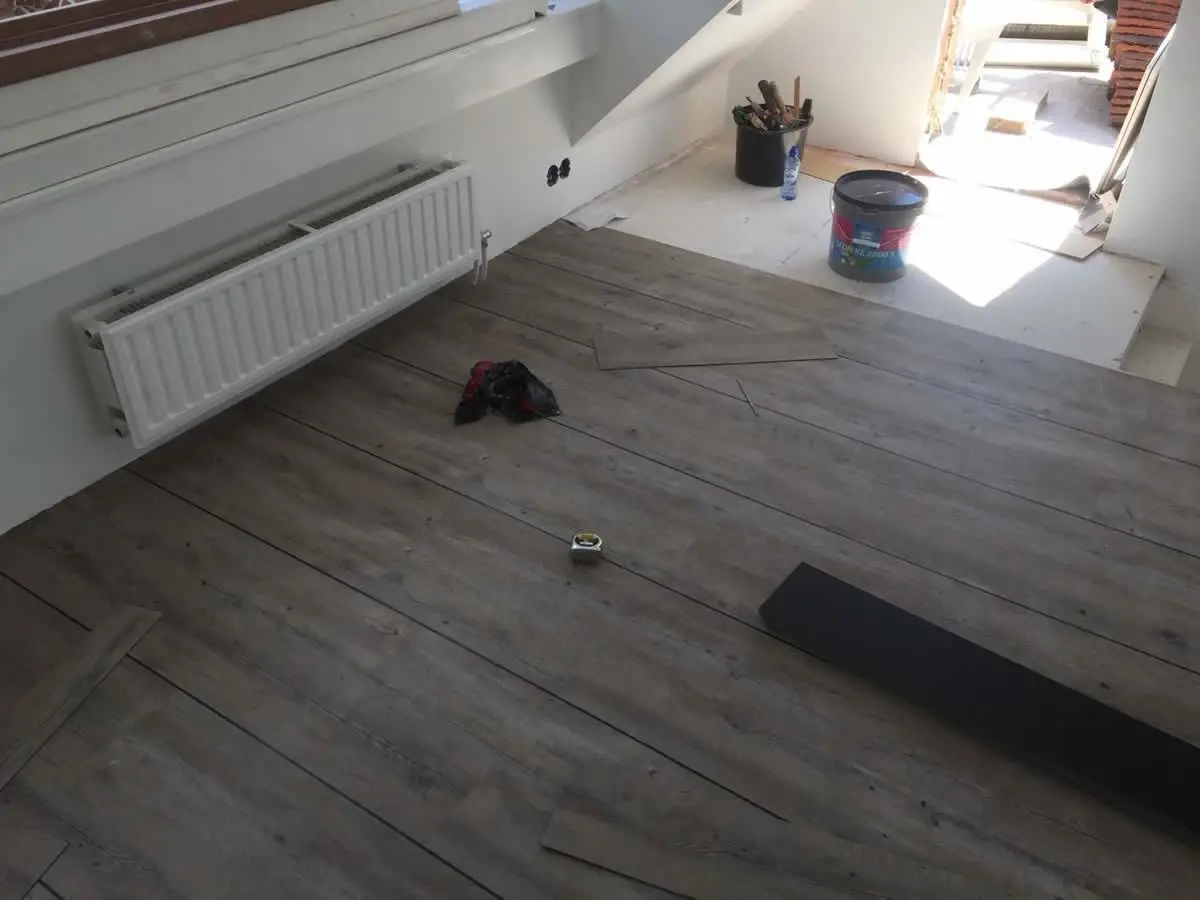 In Groningen hebben we een woning van drie verdiepingen voorzien van een pvc-vloer met een bies. In Groningen hebben we een woning van drie verdiepingen voorzien van een pvc-vloer met een bies.