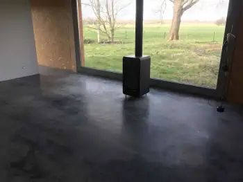 In een prachtige woning in Haren (Groningen) hebben we de betonvloer van een pu-coating voorzien.