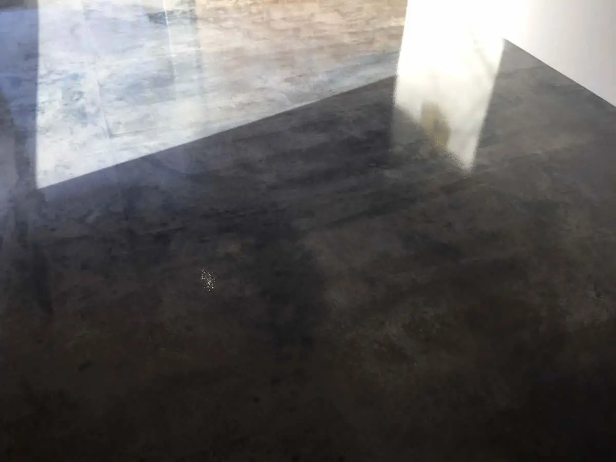 In een prachtige woning in Haren (Groningen) hebben we de betonvloer van een pu-coating voorzien.