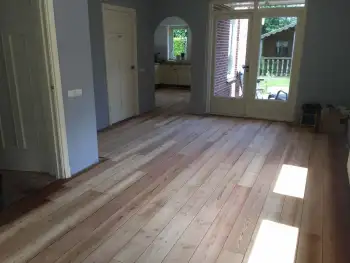 Hooghalen totale vloerrenovatie van lariks vloer + schuren en afwerken met olie & plinten monteren Hooghalen totale vloerrenovatie van lariks vloer + schuren en afwerken met olie & plinten monteren