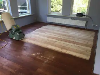 Hooghalen totale vloerrenovatie van lariks vloer + schuren en afwerken met olie & plinten monteren Hooghalen totale vloerrenovatie van lariks vloer + schuren en afwerken met olie & plinten monteren