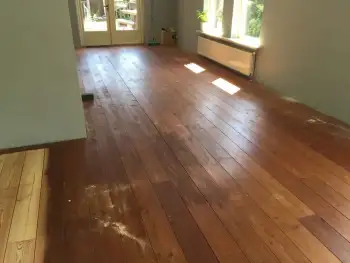 Hooghalen totale vloerrenovatie van lariks vloer + schuren en afwerken met olie & plinten monteren Hooghalen totale vloerrenovatie van lariks vloer + schuren en afwerken met olie & plinten monteren