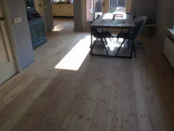 Hooghalen totale vloerrenovatie van lariks vloer + schuren en afwerken met olie & plinten monteren Hooghalen totale vloerrenovatie van lariks vloer + schuren en afwerken met olie & plinten monteren