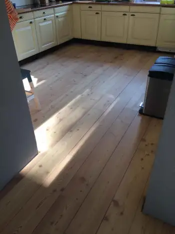 Hooghalen totale vloerrenovatie van lariks vloer + schuren en afwerken met olie & plinten monteren Hooghalen totale vloerrenovatie van lariks vloer + schuren en afwerken met olie & plinten monteren