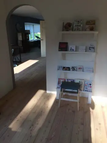 Hooghalen totale vloerrenovatie van lariks vloer + schuren en afwerken met olie & plinten monteren Hooghalen totale vloerrenovatie van lariks vloer + schuren en afwerken met olie & plinten monteren