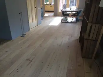 Hooghalen totale vloerrenovatie van lariks vloer + schuren en afwerken met olie & plinten monteren Hooghalen totale vloerrenovatie van lariks vloer + schuren en afwerken met olie & plinten monteren