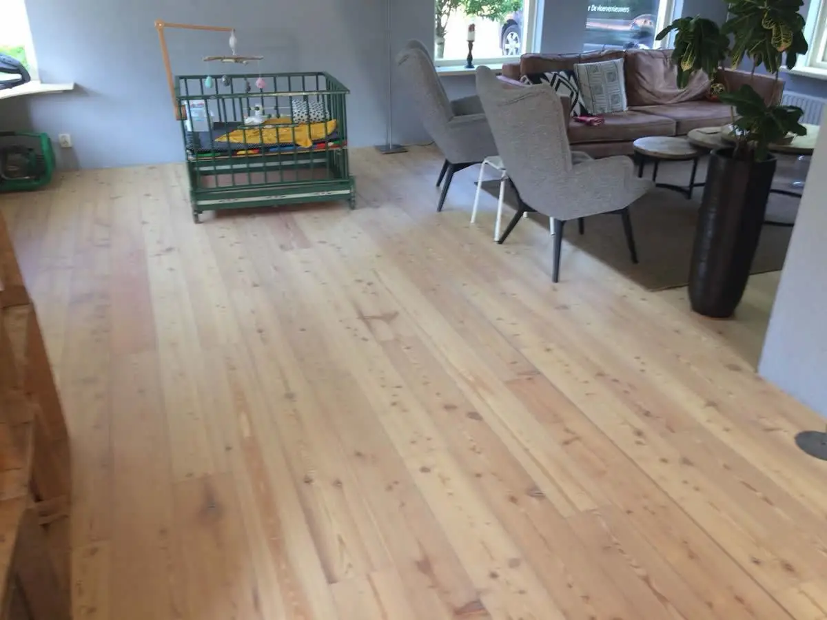 Hooghalen totale vloerrenovatie van lariks vloer + schuren en afwerken met olie & plinten monteren Hooghalen totale vloerrenovatie van lariks vloer + schuren en afwerken met olie & plinten monteren
