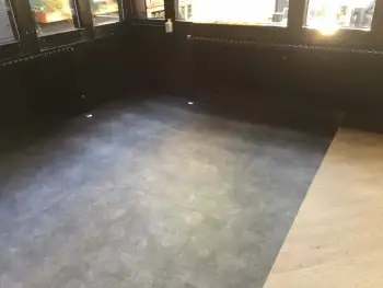 Saneren en aanbrengen van een pu coating op een pvc vloer in hotel restaurant Bieze te Borger