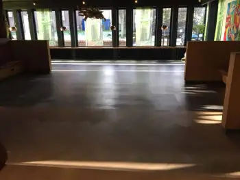 Saneren en aanbrengen van een pu coating op een pvc vloer in hotel restaurant Bieze te Borger