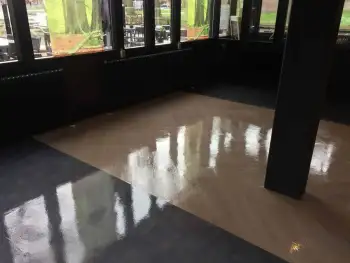 Saneren en aanbrengen van een pu coating op een pvc vloer in hotel restaurant Bieze te Borger