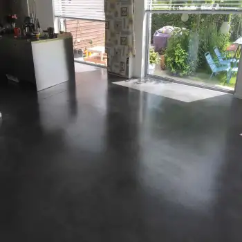 Leeuwarden reinigen en polymeren van een gevlinderd betonvloer