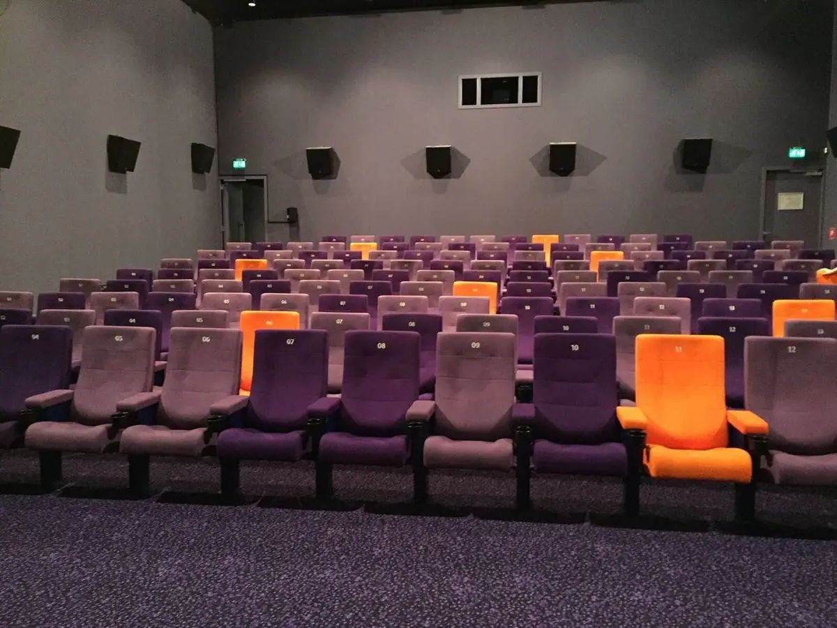 Stoelen reinigen bioscoop De Nieuwe Kolk Stoelen reinigen bioscoop De Nieuwe Kolk