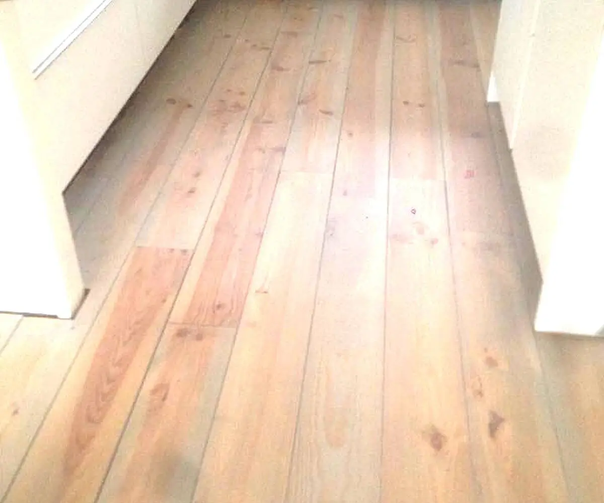 Renovatie grenen vloer door Vloervernieuwing.nl uit Stadskanaal Renovatie grenen vloer door Vloervernieuwing.nl uit Stadskanaal