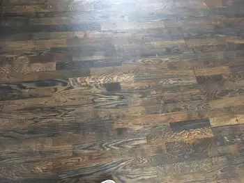 In Stadskanaal een eiken lamelparket vloer geschuurd en afgewerkt met zwarte olie In Stadskanaal een eiken lamelparket vloer geschuurd en afgewerkt met zwarte olie