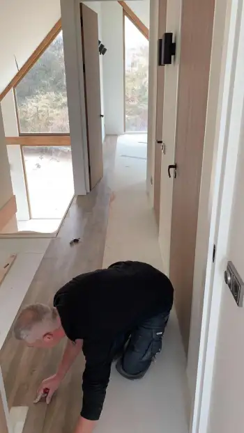 In Ameland bij een vakantiewoning 140 m2 vloer geschuurd en pvc vloer gelegd. In Ameland bij een vakantiewoning 140 m2 vloer geschuurd en pvc vloer gelegd.