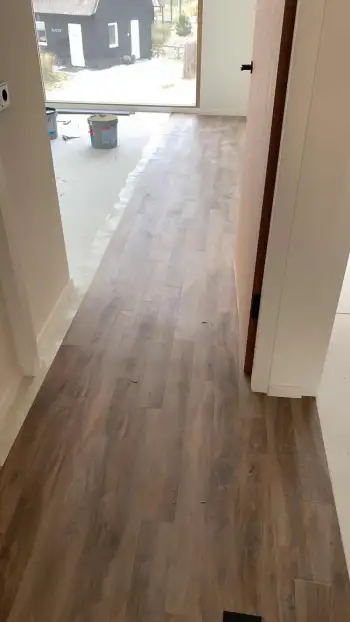 In Ameland bij een vakantiewoning 140 m2 vloer geschuurd en pvc vloer gelegd. In Ameland bij een vakantiewoning 140 m2 vloer geschuurd en pvc vloer gelegd.