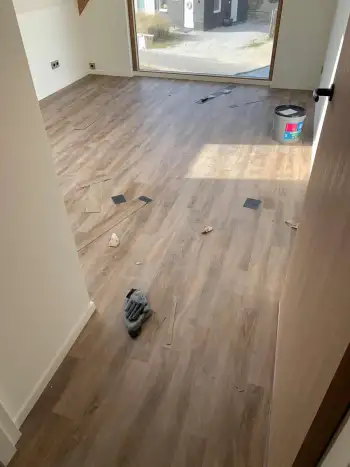 In Ameland bij een vakantiewoning 140 m2 vloer geschuurd en pvc vloer gelegd. In Ameland bij een vakantiewoning 140 m2 vloer geschuurd en pvc vloer gelegd.