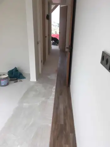 In Ameland bij een vakantiewoning 140 m2 vloer geschuurd en pvc vloer gelegd. In Ameland bij een vakantiewoning 140 m2 vloer geschuurd en pvc vloer gelegd.