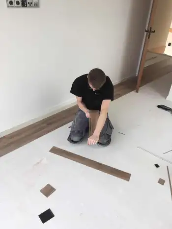 In Ameland bij een vakantiewoning 140 m2 vloer geschuurd en pvc vloer gelegd. In Ameland bij een vakantiewoning 140 m2 vloer geschuurd en pvc vloer gelegd.