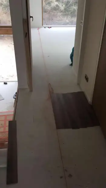 In Ameland bij een vakantiewoning 140 m2 vloer geschuurd en pvc vloer gelegd. In Ameland bij een vakantiewoning 140 m2 vloer geschuurd en pvc vloer gelegd.