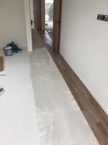 In Ameland bij een vakantiewoning 140 m2 vloer geschuurd en pvc vloer gelegd. In Ameland bij een vakantiewoning 140 m2 vloer geschuurd en pvc vloer gelegd.