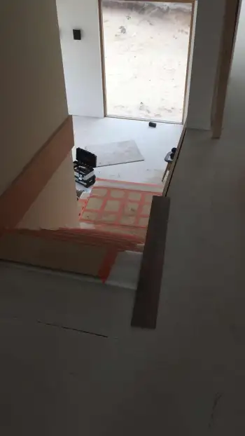 In Ameland bij een vakantiewoning 140 m2 vloer geschuurd en pvc vloer gelegd. In Ameland bij een vakantiewoning 140 m2 vloer geschuurd en pvc vloer gelegd.