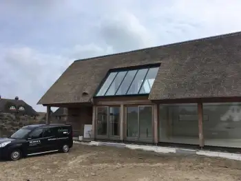 In Ameland bij een vakantiewoning 140 m2 vloer geschuurd en pvc vloer gelegd.