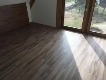 In Ameland bij een vakantiewoning 140 m2 vloer geschuurd en pvc vloer gelegd. In Ameland bij een vakantiewoning 140 m2 vloer geschuurd en pvc vloer gelegd.