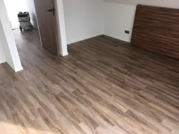 In Ameland bij een vakantiewoning 140 m2 vloer geschuurd en pvc vloer gelegd. In Ameland bij een vakantiewoning 140 m2 vloer geschuurd en pvc vloer gelegd.