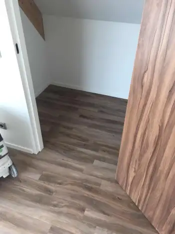 In Ameland bij een vakantiewoning 140 m2 vloer geschuurd en pvc vloer gelegd. In Ameland bij een vakantiewoning 140 m2 vloer geschuurd en pvc vloer gelegd.
