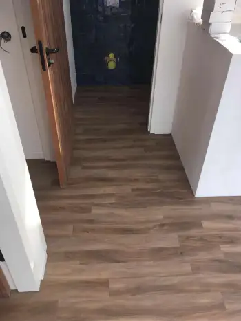 In Ameland bij een vakantiewoning 140 m2 vloer geschuurd en pvc vloer gelegd. In Ameland bij een vakantiewoning 140 m2 vloer geschuurd en pvc vloer gelegd.