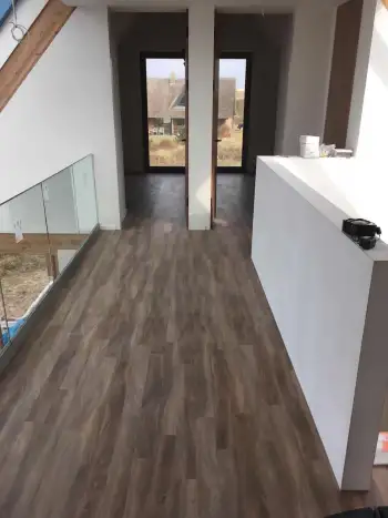 In Ameland bij een vakantiewoning 140 m2 vloer geschuurd en pvc vloer gelegd. In Ameland bij een vakantiewoning 140 m2 vloer geschuurd en pvc vloer gelegd.