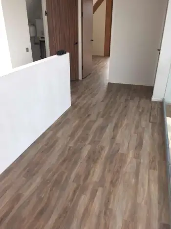 In Ameland bij een vakantiewoning 140 m2 vloer geschuurd en pvc vloer gelegd. In Ameland bij een vakantiewoning 140 m2 vloer geschuurd en pvc vloer gelegd.
