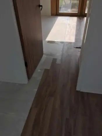 In Ameland bij een vakantiewoning 140 m2 vloer geschuurd en pvc vloer gelegd. In Ameland bij een vakantiewoning 140 m2 vloer geschuurd en pvc vloer gelegd.