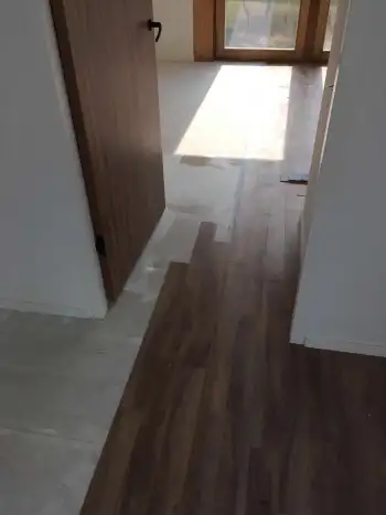 In Ameland bij een vakantiewoning 140 m2 vloer geschuurd en pvc vloer gelegd. In Ameland bij een vakantiewoning 140 m2 vloer geschuurd en pvc vloer gelegd.
