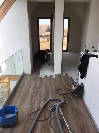 In Ameland bij een vakantiewoning 140 m2 vloer geschuurd en pvc vloer gelegd. In Ameland bij een vakantiewoning 140 m2 vloer geschuurd en pvc vloer gelegd.