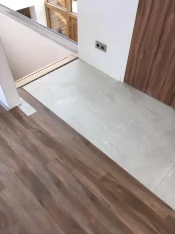 In Ameland bij een vakantiewoning 140 m2 vloer geschuurd en pvc vloer gelegd. In Ameland bij een vakantiewoning 140 m2 vloer geschuurd en pvc vloer gelegd.