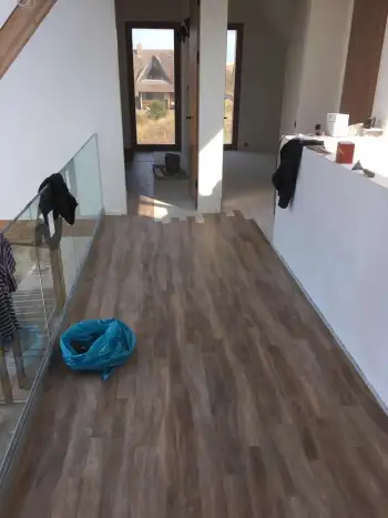 In Ameland bij een vakantiewoning 140 m2 vloer geschuurd en pvc vloer gelegd. In Ameland bij een vakantiewoning 140 m2 vloer geschuurd en pvc vloer gelegd.