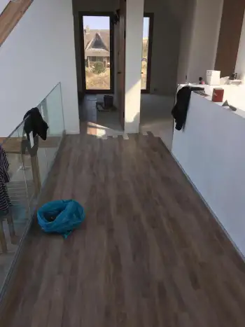 In Ameland bij een vakantiewoning 140 m2 vloer geschuurd en pvc vloer gelegd. In Ameland bij een vakantiewoning 140 m2 vloer geschuurd en pvc vloer gelegd.