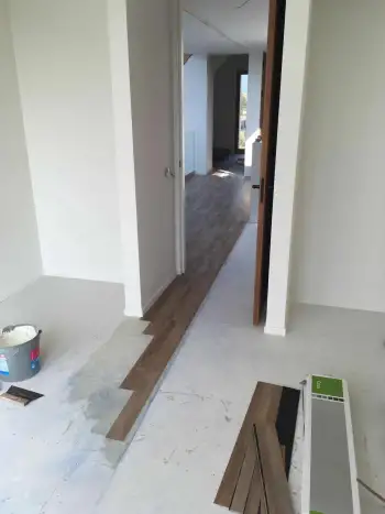In Ameland bij een vakantiewoning 140 m2 vloer geschuurd en pvc vloer gelegd. In Ameland bij een vakantiewoning 140 m2 vloer geschuurd en pvc vloer gelegd.