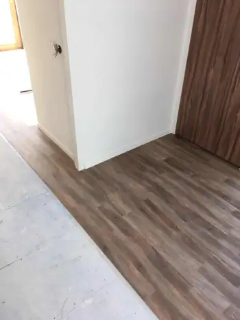 In Ameland bij een vakantiewoning 140 m2 vloer geschuurd en pvc vloer gelegd. In Ameland bij een vakantiewoning 140 m2 vloer geschuurd en pvc vloer gelegd.