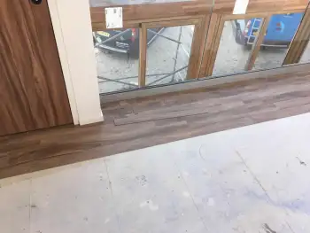 In Ameland bij een vakantiewoning 140 m2 vloer geschuurd en pvc vloer gelegd. In Ameland bij een vakantiewoning 140 m2 vloer geschuurd en pvc vloer gelegd.