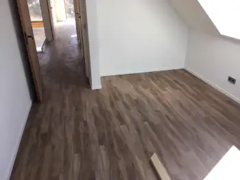 In Ameland bij een vakantiewoning 140 m2 vloer geschuurd en pvc vloer gelegd. In Ameland bij een vakantiewoning 140 m2 vloer geschuurd en pvc vloer gelegd.