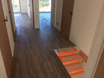 In Ameland bij een vakantiewoning 140 m2 vloer geschuurd en pvc vloer gelegd. In Ameland bij een vakantiewoning 140 m2 vloer geschuurd en pvc vloer gelegd.