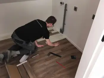 In Ameland bij een vakantiewoning 140 m2 vloer geschuurd en pvc vloer gelegd. In Ameland bij een vakantiewoning 140 m2 vloer geschuurd en pvc vloer gelegd.