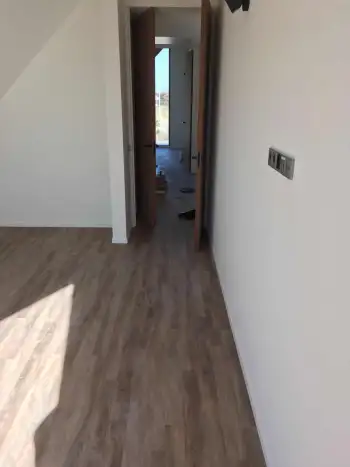 In Ameland bij een vakantiewoning 140 m2 vloer geschuurd en pvc vloer gelegd. In Ameland bij een vakantiewoning 140 m2 vloer geschuurd en pvc vloer gelegd.