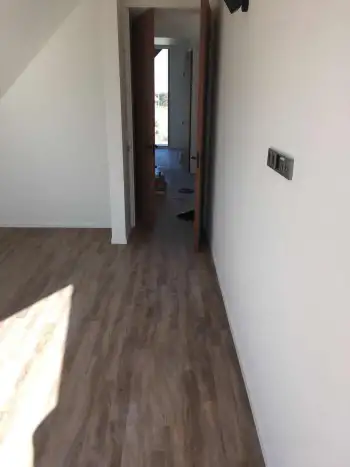 In Ameland bij een vakantiewoning 140 m2 vloer geschuurd en pvc vloer gelegd. In Ameland bij een vakantiewoning 140 m2 vloer geschuurd en pvc vloer gelegd.